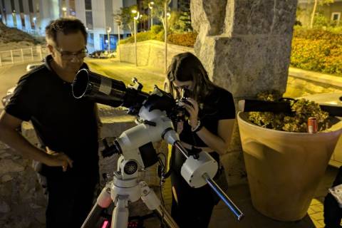 Juan Pedro Gómez durante una reciente observación lunar en la UPCT.